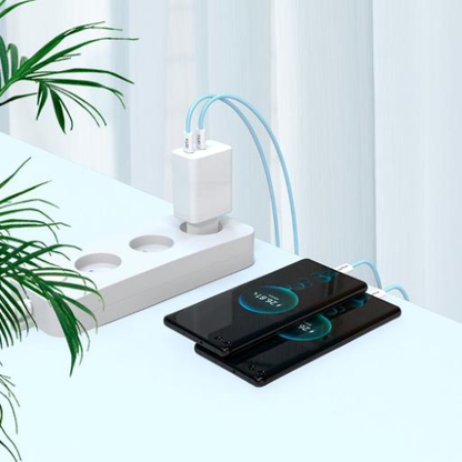 Esempio d’uso del cavo USB-C serie COLOR Blue per la ricarica di smartphone