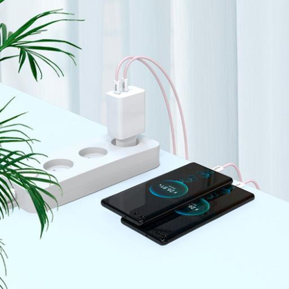 Esempio d’uso del cavo USB-C serie COLOR Pink per la ricarica di smartphone
