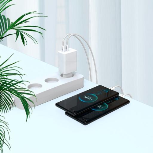 Esempio d’uso del cavo USB-C serie COLOR White per la ricarica di smartphone