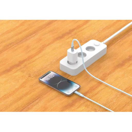 Esempio d’uso del cavo USB-C Lightning Blue serie COLOR per la ricarica di uno smartphone